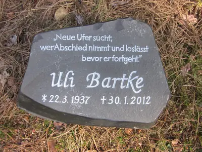 Liegendes Grabmal für ein Baumgrab von Fuchs Grabmalkunst (Beispiel 4)