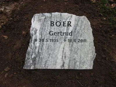Liegendes Grabmal für ein Baumgrab von Fuchs Grabmalkunst (Beispiel 6)
