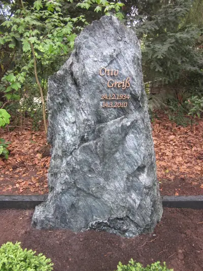 Grabmal aus einem Felsen oder Findling von Fuchs Grabmalkunst (Beispiel 1)
