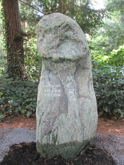 Grabmal aus einem Felsen oder Findling von Fuchs Grabmalkunst (Beispiel 3)