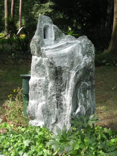 Grabmal aus einem Felsen oder Findling von Fuchs Grabmalkunst (Beispiel 5)