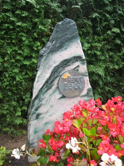 Grabmal aus einem Felsen oder Findling von Fuchs Grabmalkunst (Beispiel 7)