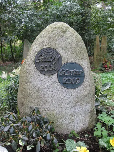 Grabmal aus einem Felsen oder Findling von Fuchs Grabmalkunst (Beispiel 8)