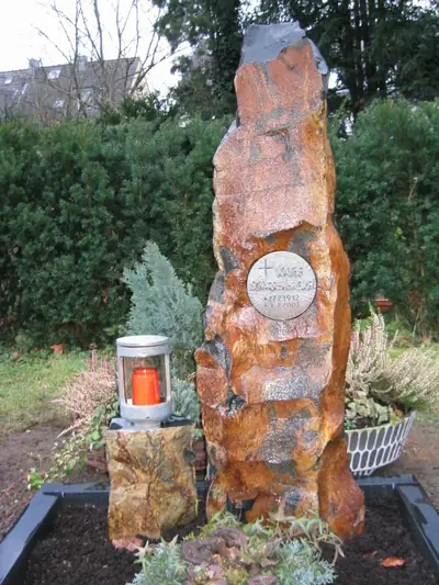 Grabstele aus Naturstein von Fuchs Grabmalkunst (Beispiel 1)
