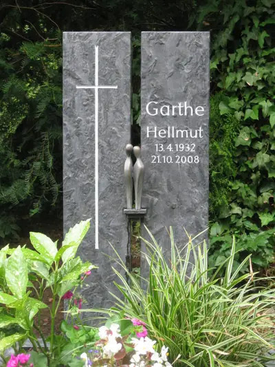 Grabstele aus Naturstein von Fuchs Grabmalkunst (Beispiel 2)
