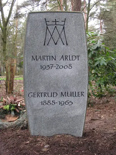 Grabstele aus Naturstein von Fuchs Grabmalkunst (Beispiel 4)