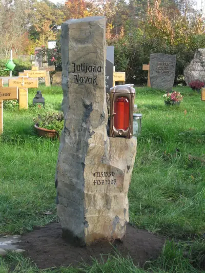 Grabstele aus Naturstein von Fuchs Grabmalkunst (Beispiel 6)